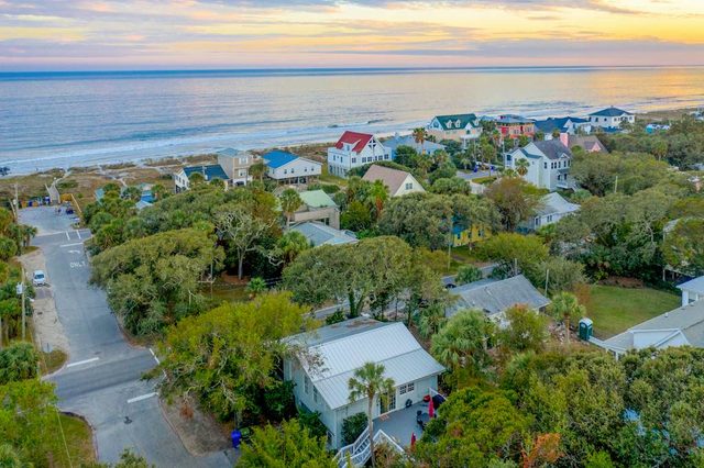 Family-friendly beach cottage w/deck, screened porch, grill
