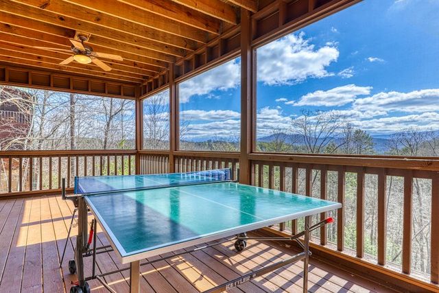 Hillside Cabin, Sleeps 12, Hot Tub, Ping Pong, Games