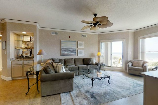 Airy abode w/ beach access and balcony view - central location