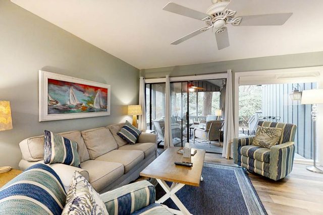 Lovely & vibrant condo w/ a screened-in porch & shared pool - close to beaches
