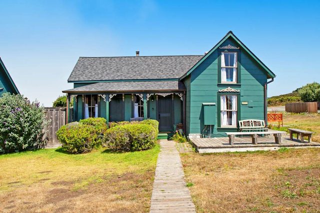 Spectacular Mendocino Home- Sea View, Sauna, Lofts — Mendocino, CA