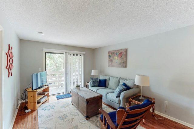 Comfy home w/full kitchen/private balcony/shared pool & hot tubs - near beaches