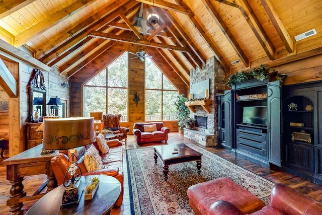 Family Friendly Log Cabin, Hot Tub, Games, Grill, Pool