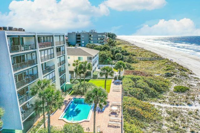 Beachside Haven with Private Balcony Free WiFi Washer Dryer Shared Pool Central AC