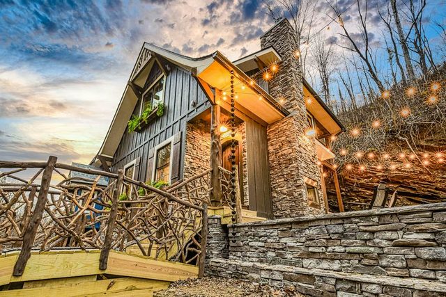 New Gatlinburg Creekside Cabin, Hot Tub & Arcade