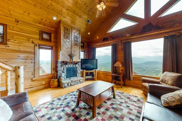 Charming Cabin, Sleeps 4, Mtn Views, Hot Tub, Games