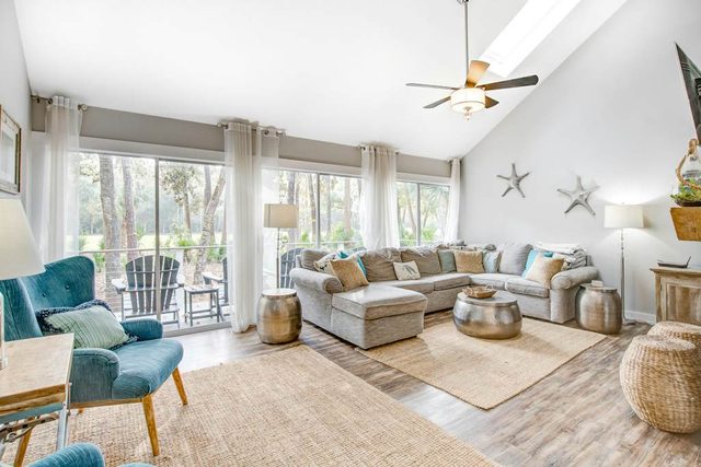 Prime destination for tennis & golf with club access & pools - dog-friendly