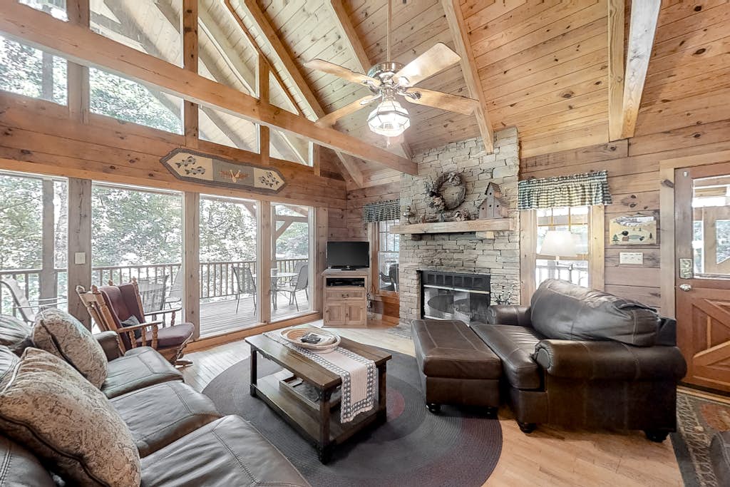 Cozy Custom Cabin, Sleeps 9, Private Pond, Hot Tub