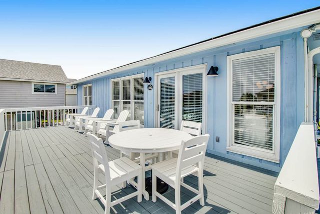 Home with Free WiFi, a Full Kitchen, Five Decks, & Amazing Marsh Views
