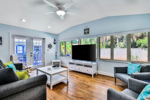 Dog friendly Oasis with Private Pool WiFi and Washer Dryer 5 Min to Beach