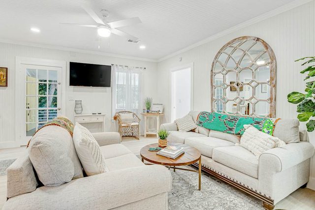 Upper Level of a Duplex with Two Decks, Lovely Interior & Free WiFi