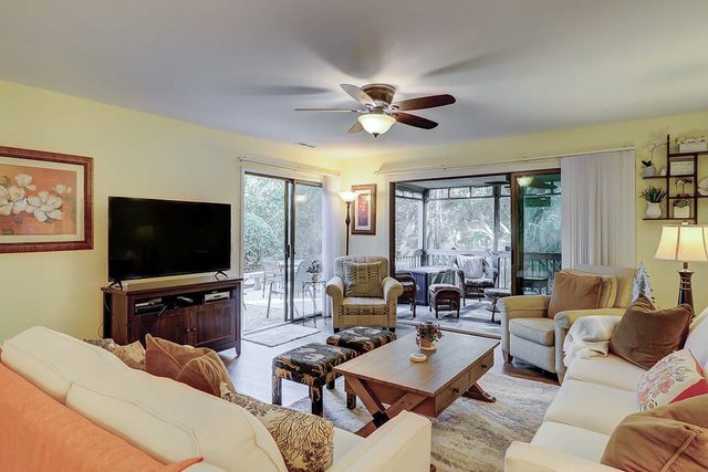 Comfortable Townhome with WiFi, Screened Porch, Shared Pool &. Tennis Court