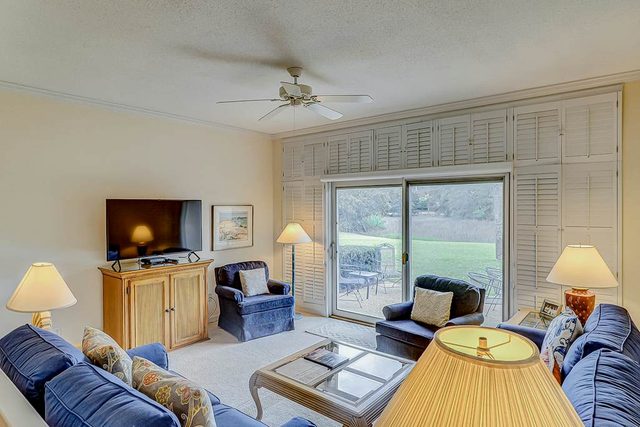 Lovely, water-view townhouse with pool - short walk to Harbour Town & playground