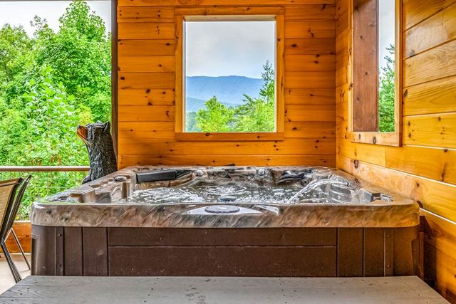 Cozy Mtn View Home, Sleeps 15, Hot Tub, Games, Gym