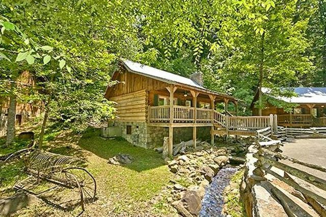 Pigeon Forge Cabin on the Creek | 4 Min to Strip