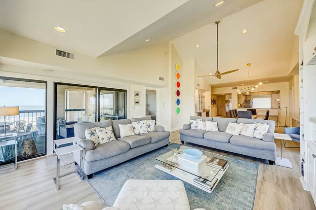 Luxury penthouse with stunning oceanfront views, 3 decks, pool & hot tub