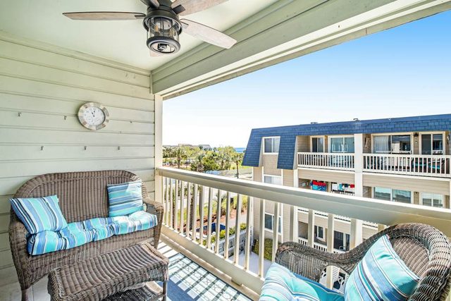Well-appointed villa w/ community pool, ocean view, free WiFi