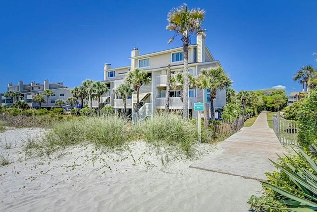 Oceanfront beach condo with WiFi, washer/dryer, pool - snowbirds welcome — Isle of Palms, SC