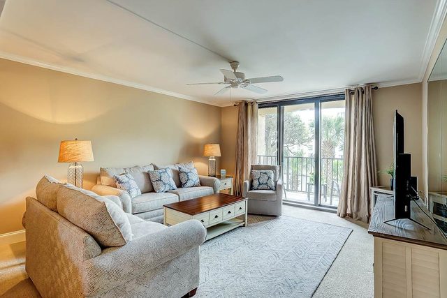 Island gem with shared amenities, pond view & fast WiFi - near the beach