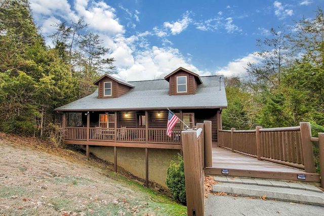 Secluded Retreat, Sleeps 4・Furnished Deck・Hot Tub