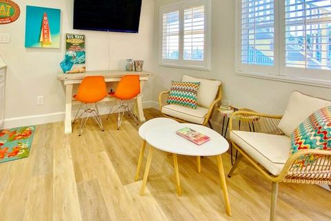 Retro chic beachfront studio mere steps from sand grilling area and shuffleboard — North Redington Beach, FL