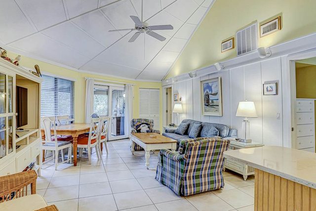 Cozy bungalow offers privacy, shared pool, and beach access via dedicated trail — Hilton Head Island, SC