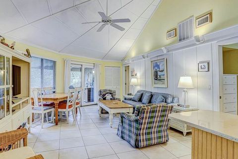 Cozy bungalow offers privacy, shared pool, and beach access via dedicated trail — Hilton Head Island, SC