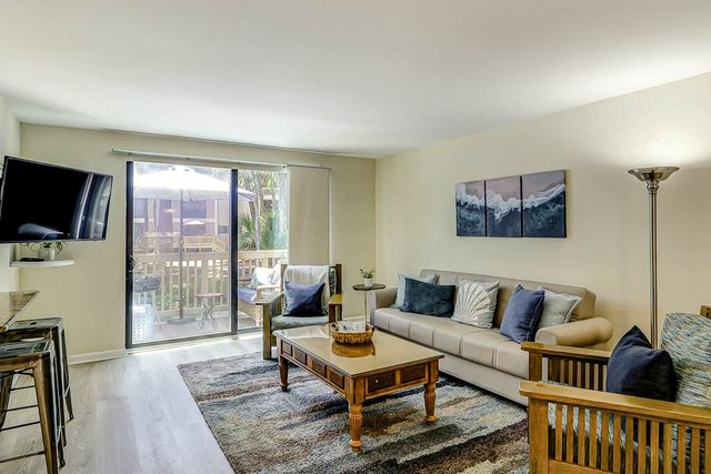 Oceanside Seascape Villa with lagoon views & 2 pools - easy walk to beach access