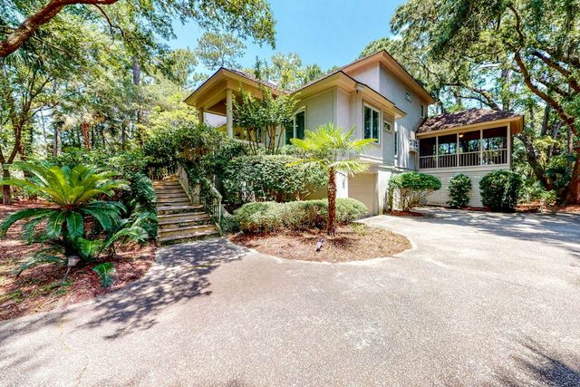 Updated island estate with serene lagoon views & 2 decks - bike to beach