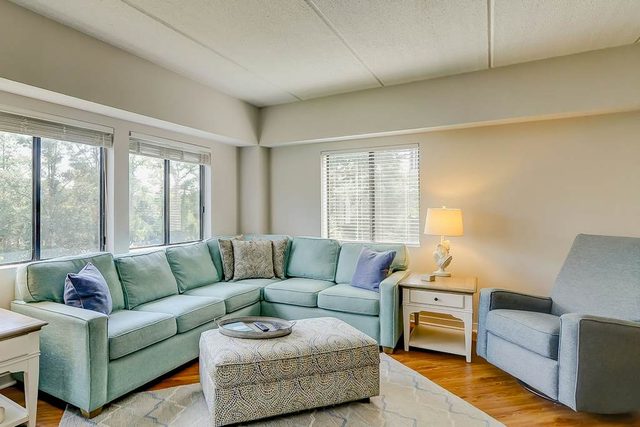 Third-floor condo with pool & tennis courts - steps to Coligny Beach & Plaza