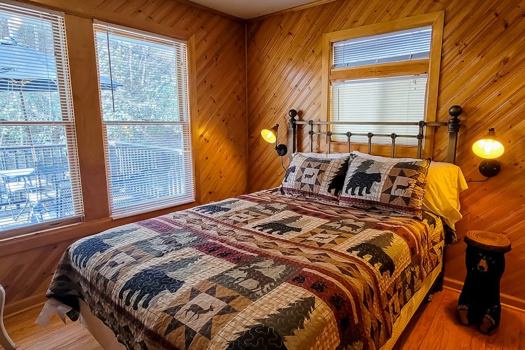 Cozy Creekside Cabin, Sleeps 12, Decks, Free Tickets