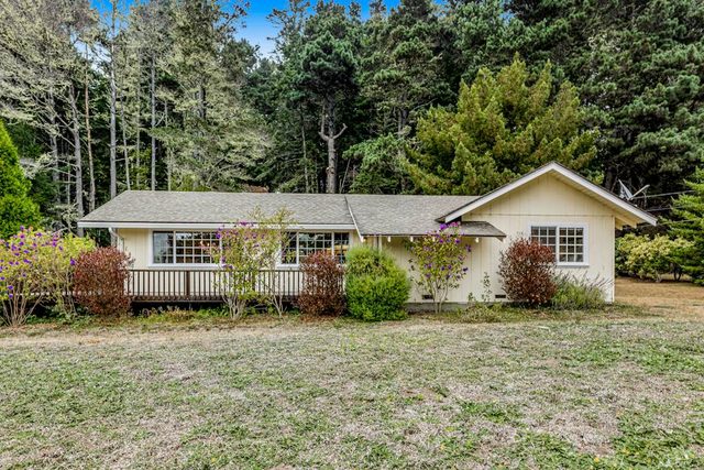 Sunny getaway with hot tub, yard & beach trail