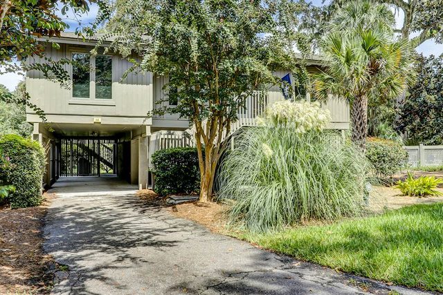 Secluded getaway: private hot tub & deck - less than a mile to Shipyard Beach