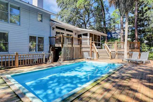 Spacious Home - Private Pool & Big Deck with Gas Grill, Free WiFi