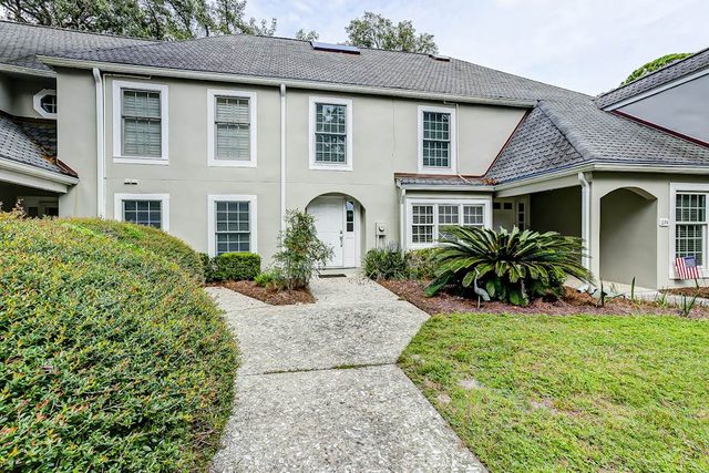 Intimate, Yet Spacious Villa with Shared Pool and Tennis - Walk to the Beach