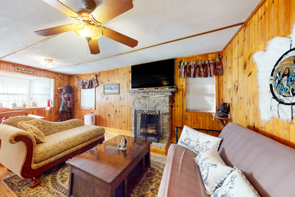Creekside Cabin Retreat, 1-mi to Parkway・Sleeps 4
