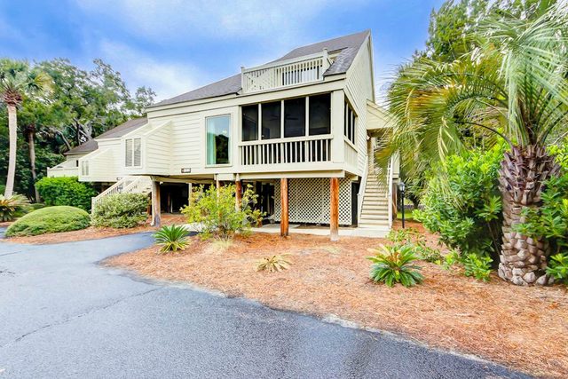 Golf-and-sea villa within walking distance of beach + resort amenities