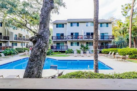Renovated Coligny condo with pool, deck, & AC - walk to beach, shops, & dining