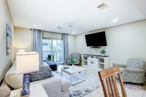Charming villa with pool, balcony, full kitchen, central AC, & washer/dryer