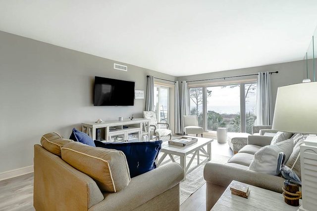 Oceanfront condo with a washer/dryer, central AC, pool, hot tub & beach access