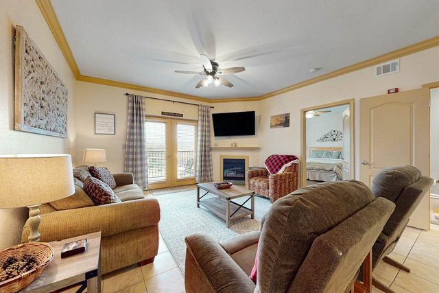 Mountain Views, Pools and Hot Tub, Walk to Parkway