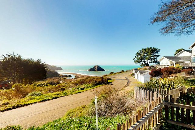 Oceanview Studio - Beach, Fireplace & Deck