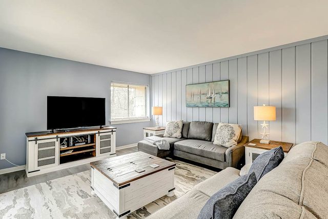 Inviting condo with pool, balcony, beach access & washer/dryer - golf nearby