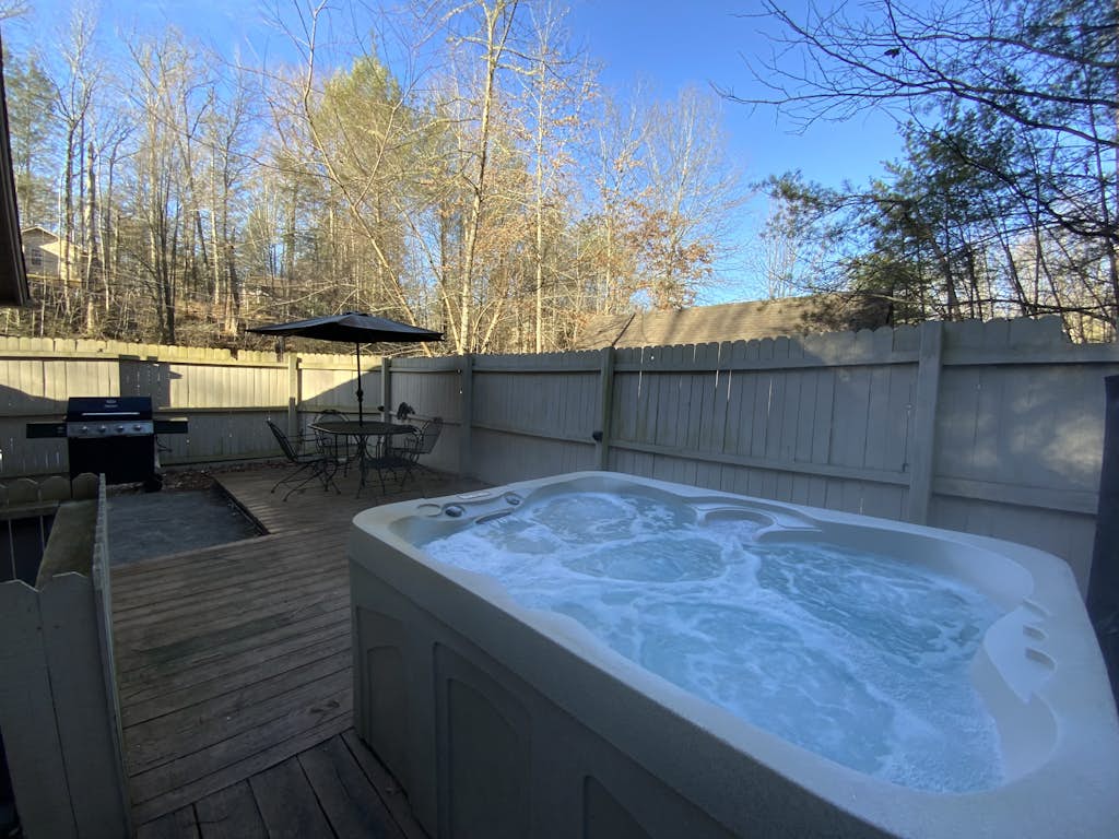 Gatlinburg Cabin Retreat・Hot Tub・Fireplace・Deck