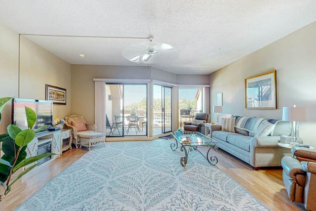 Charming bay view villa with pool, washer/dryer, balcony, TV, & full kitchen