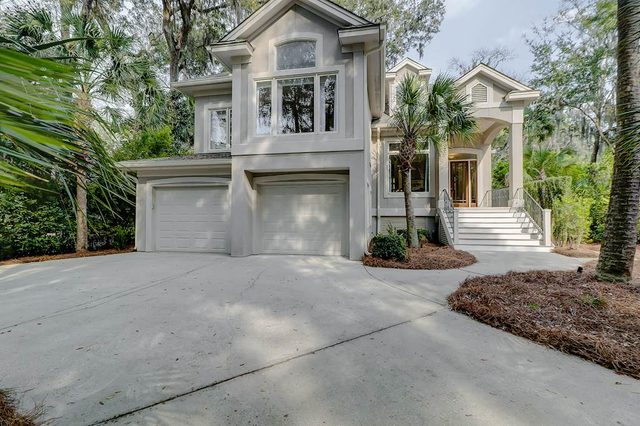 Close to beach, pickleball, tennis & golf with private pool, & hot tub