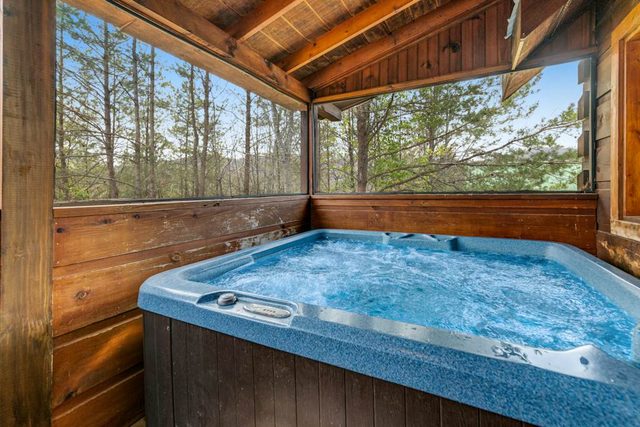 Screened Porch, Cozy Log Cabin, Dog Ok! Hot Tub
