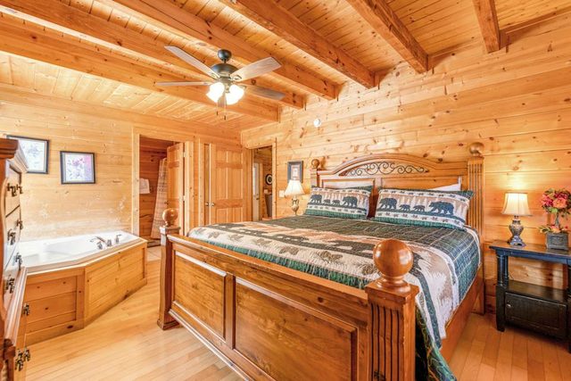 1 Mile to Pigeon Forge・Charming Log Cabin・Hot Tub