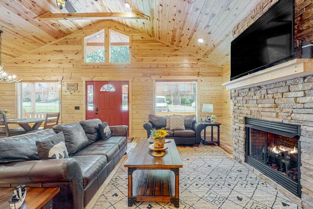 Serene & Spacious Log Cabin・Hot Tub・Screened Porch