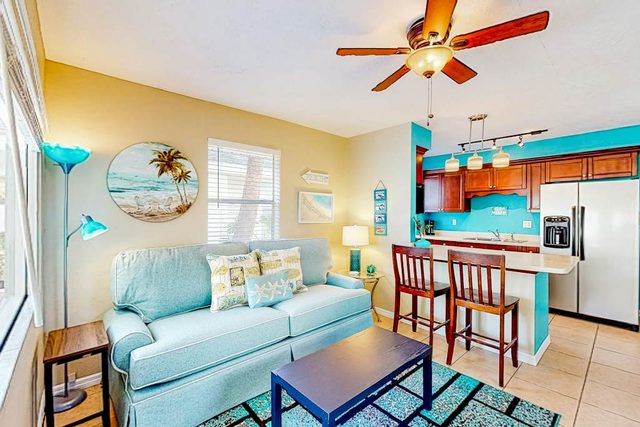 Cute cottage near the beach with grill enclosed yard WiFi WD deck and AC